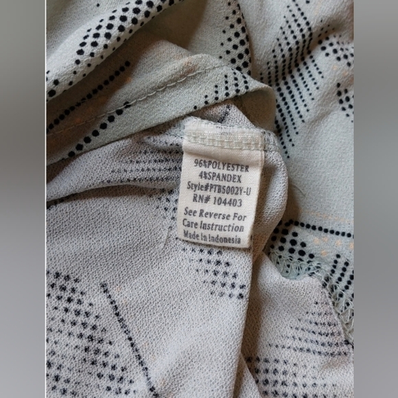 Flower & Feather Green Size 1X Top V-Neck Front Gold Zipper Blouse Short Sleeve - Picture 6 of 9